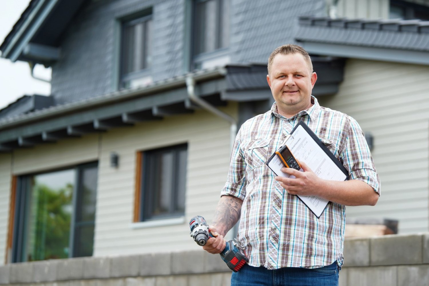 Florian Hölzer unterstützt Bauherren bei Neubau oder Sanierung – und packt bei Bedarf auch selbst mit an.