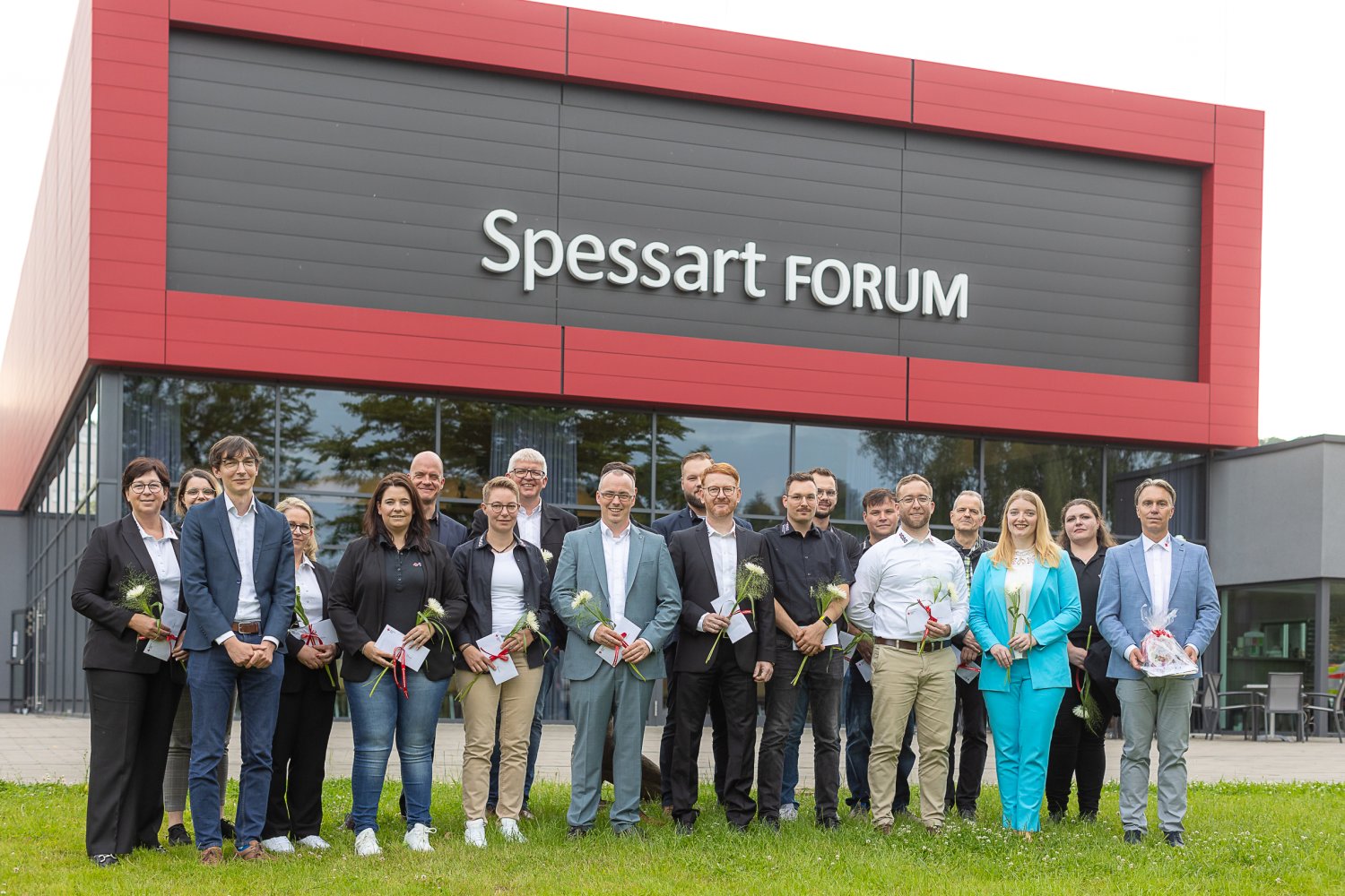 Das Gruppenfoto zeigt den Vorstandsvorsitzenden des DRK-Kreisverbandes Michael Kronberg und Fabian Gastine (Mitglied des Vorstandes) mit den Lehrkräften sowie den Damen aus dem Sekretariat der Rettungsdienstschule.