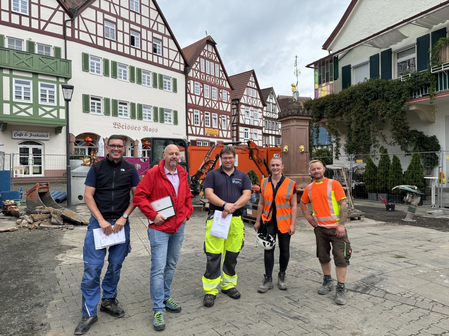 v.l.: Markus Unger (Wasserversorgung Bad Orb), Michael Paul (Paul Ingenieure), Simon Geis (Ei-genbetrieb Kommunale Dienste), Miriam Rösch (Siegler Bau), Maik Henne (Siegler Bau)