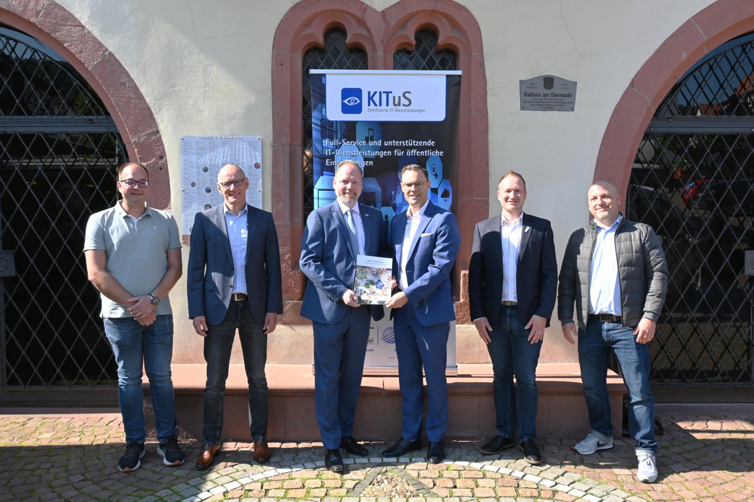 Stadt Gelnhausen und IT-Dienstleister unterzeichnen Abnahmeprotokoll