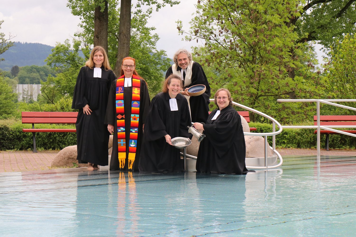 Freuen sich auf das Tauffest am 7. Juli im Freibad Gelnhausen (von links): Sarah Mahn, Kerstin Berk, Manuela vom Brocke, Henning Porrmann und Anke Breidenbach. 