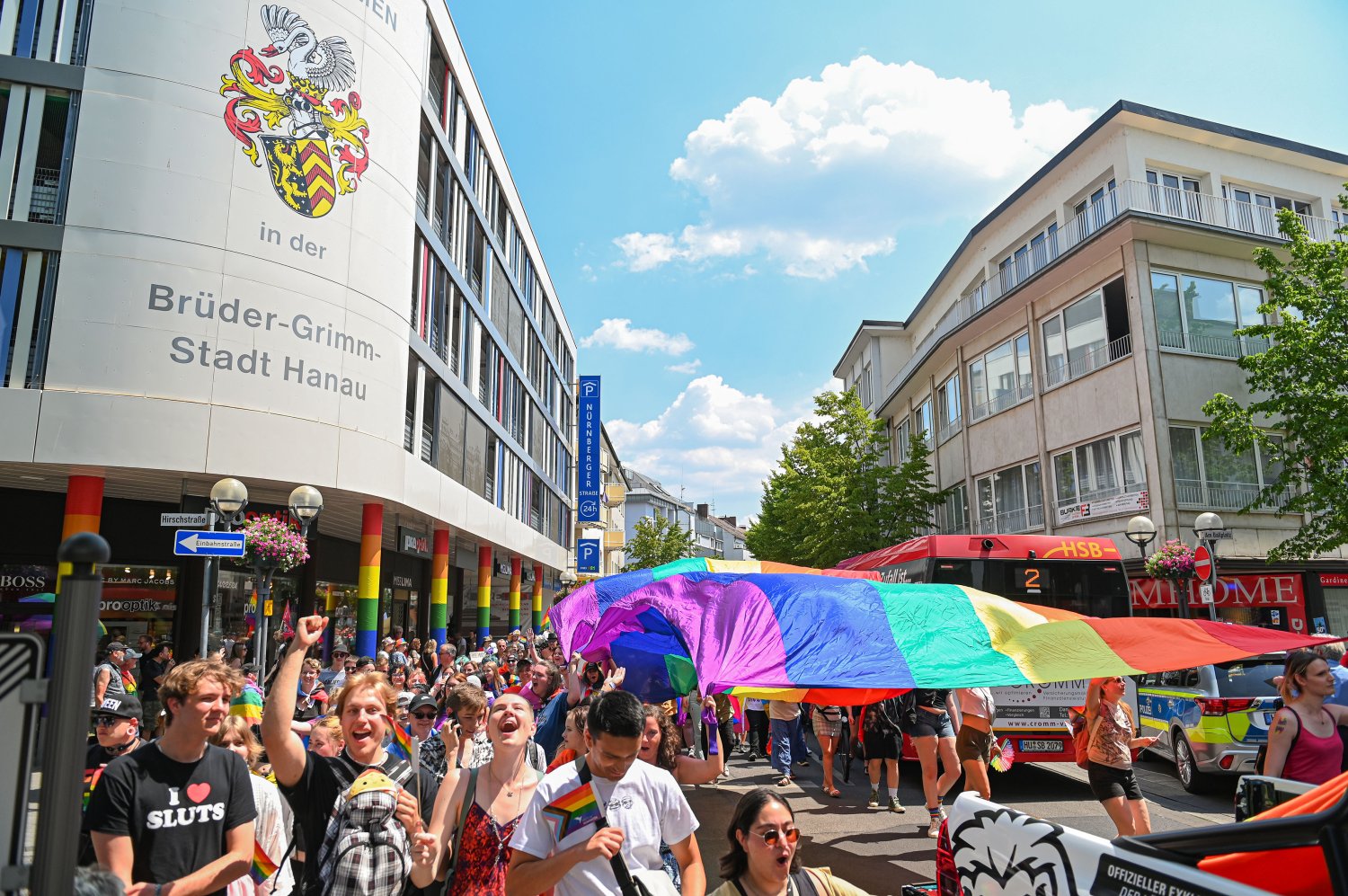 Hanaus queere Community feiert sich selbst, demonstriert für eine tolerante Gesellschaft und lädt alle Bürgerinnen und Bürger zu den Veranstaltungen ein.