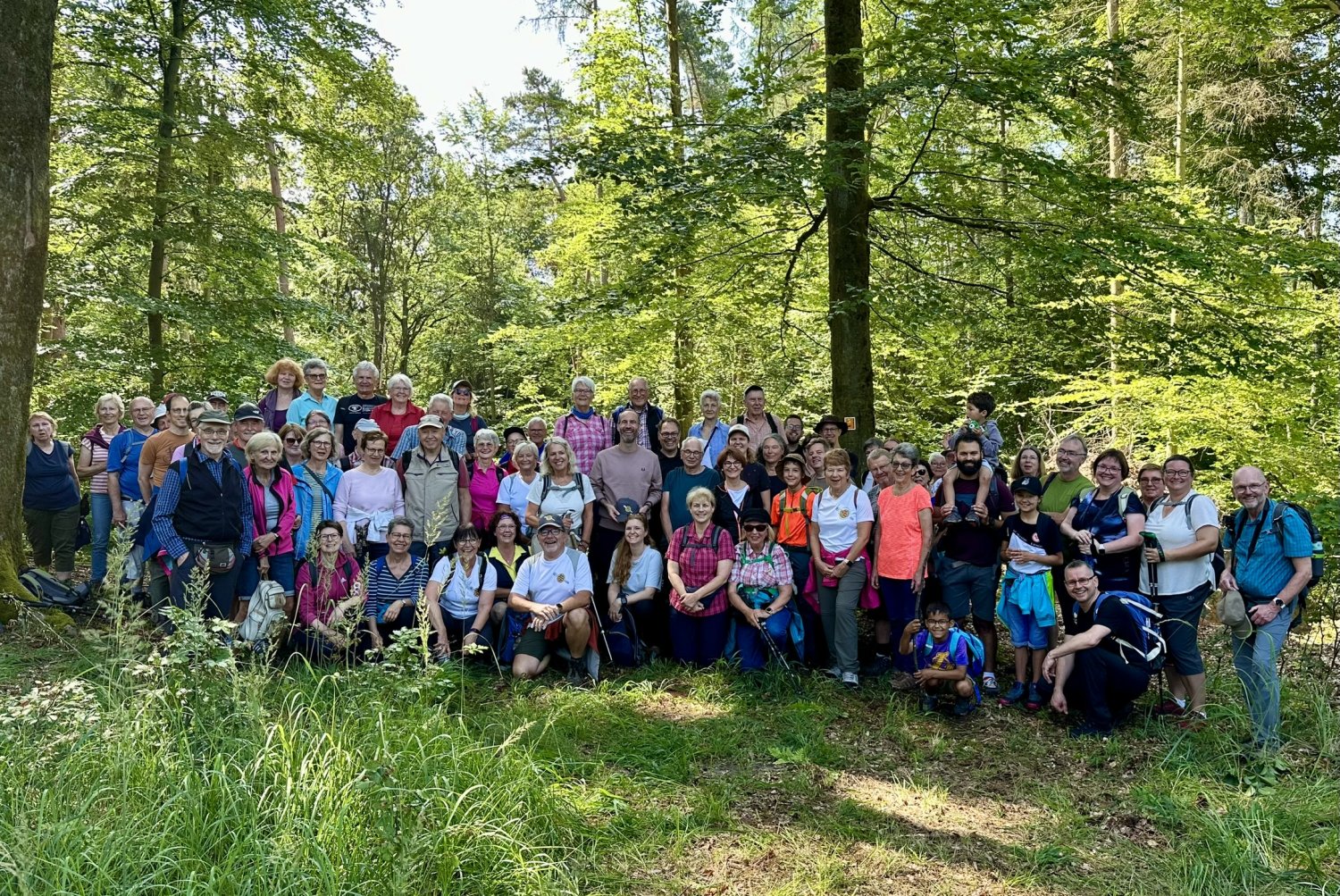 Bürgermeister Andreas Bär zeigte sich „baff und sehr glücklich“, dass mit etwa 75 Wanderinnen und Wanderern aus allen Generationen deutlich mehr zur Erstbegehung gekommen waren als im Vorfeld erwartet.