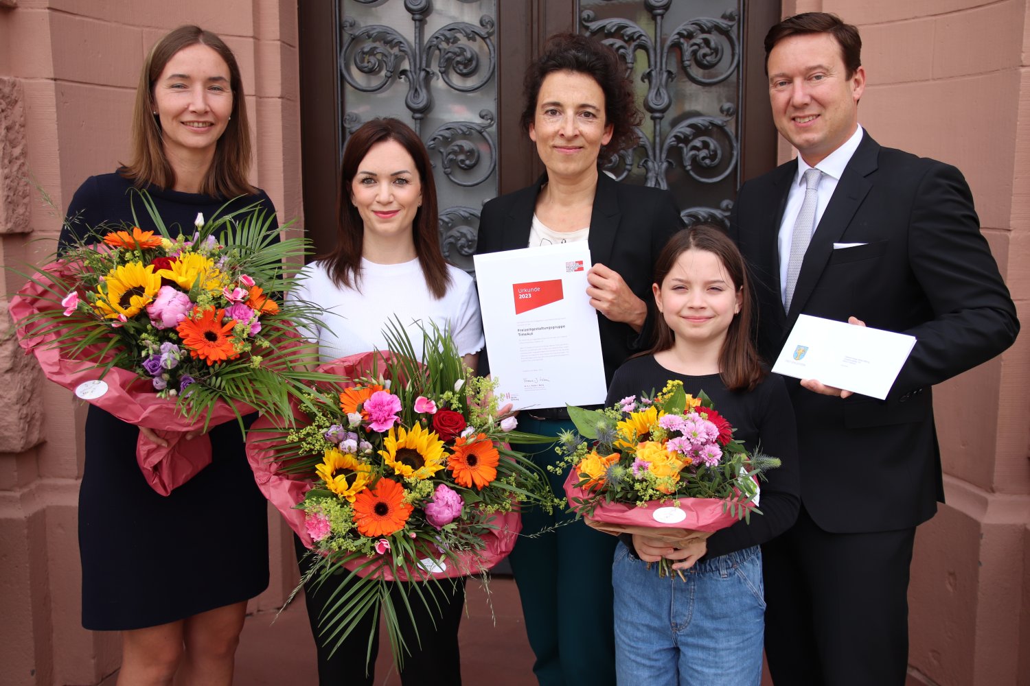 Lea Beran und Marina Röhrig erhielten von Eva Koch (von links) den Hertie-Preis. Auch Bürgermeister Matthias Möller (parteilos) gratulierte. Mit auf dem Foto ist Sophia Röhrig. 