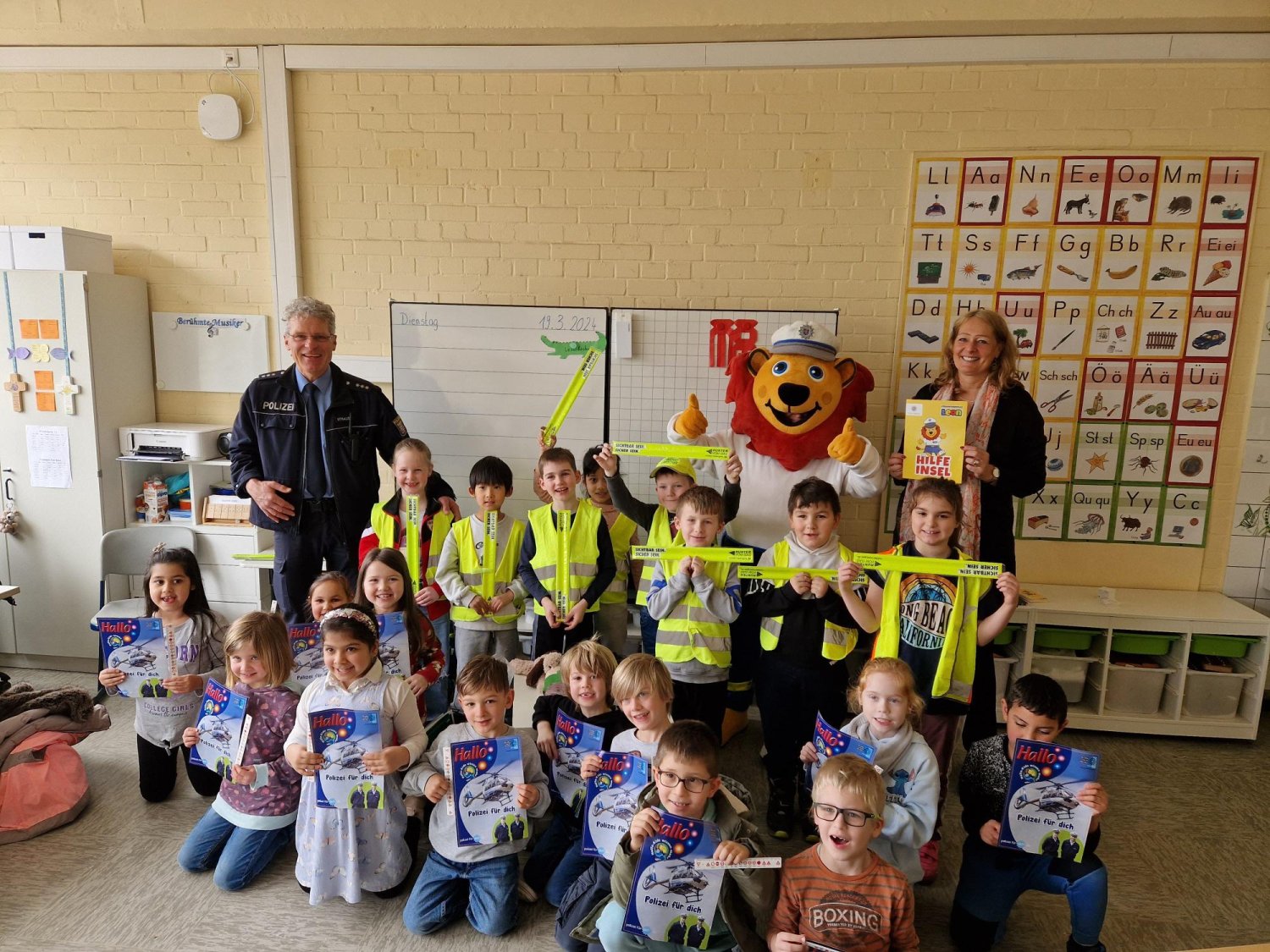 Kinderkommissar Leon besucht die Erich-Kästner-Schule.
