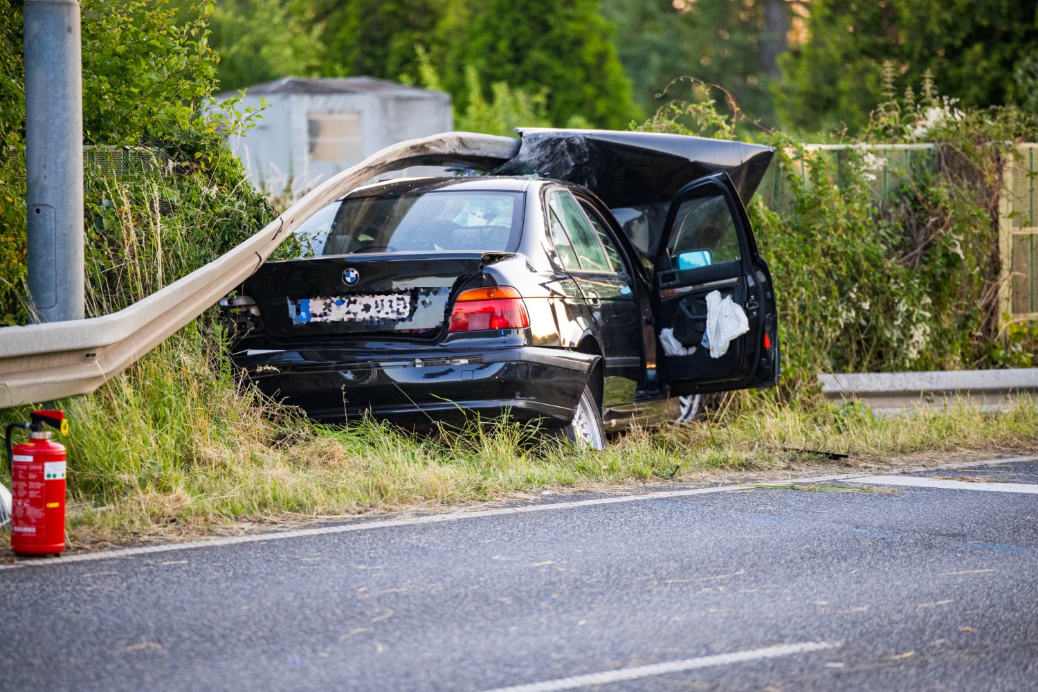 Am Dienstagnachmittag ereignete sich auf der Landesstraße 3205 zwischen Niederdorfelden und Maintal an der Einmündung zur Landesstraße 3209 ein schwerer Alleinunfall.