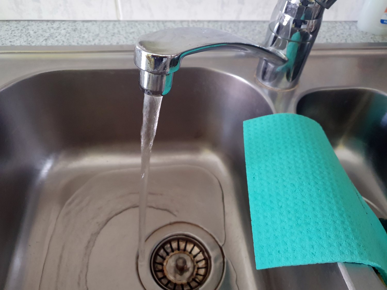 Die Nachkontrollen des Trinkwassers hätten bestätigt, dass das Trinkwasser den Anforderungen der Trinkwasserverordnung entspreche und wieder ohne Bedenken genutzt werden könne.