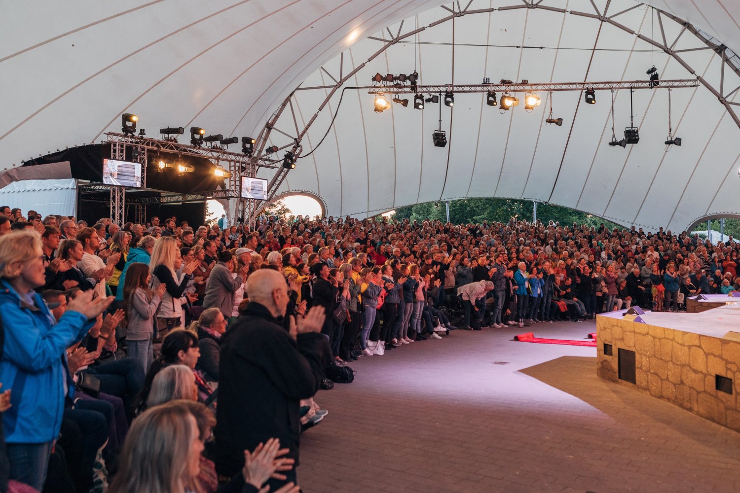 Großartige Stimmung und stehende Ovationen im ausverkauften Amphitheater. 