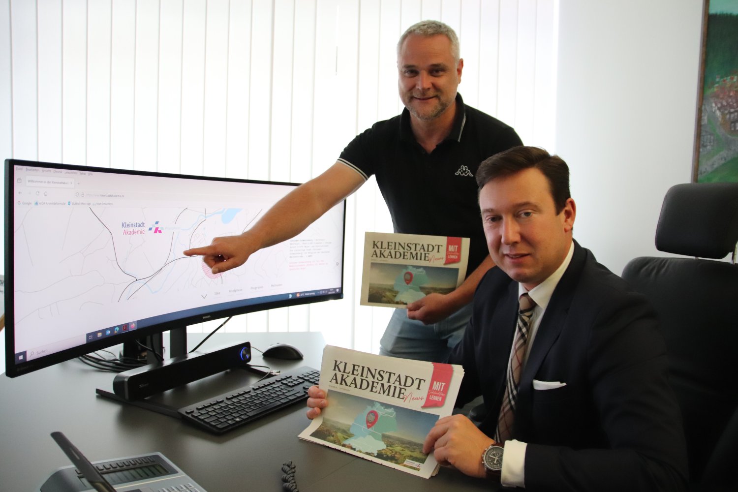 Bürgermeister Matthias Möller (parteilos, sitzend) und Amtsleiter Thomas Rau bieten dem Standort der Kleinstadtakademie Wittenberge die aktive Mitarbeit der Stadt Schlüchtern an.