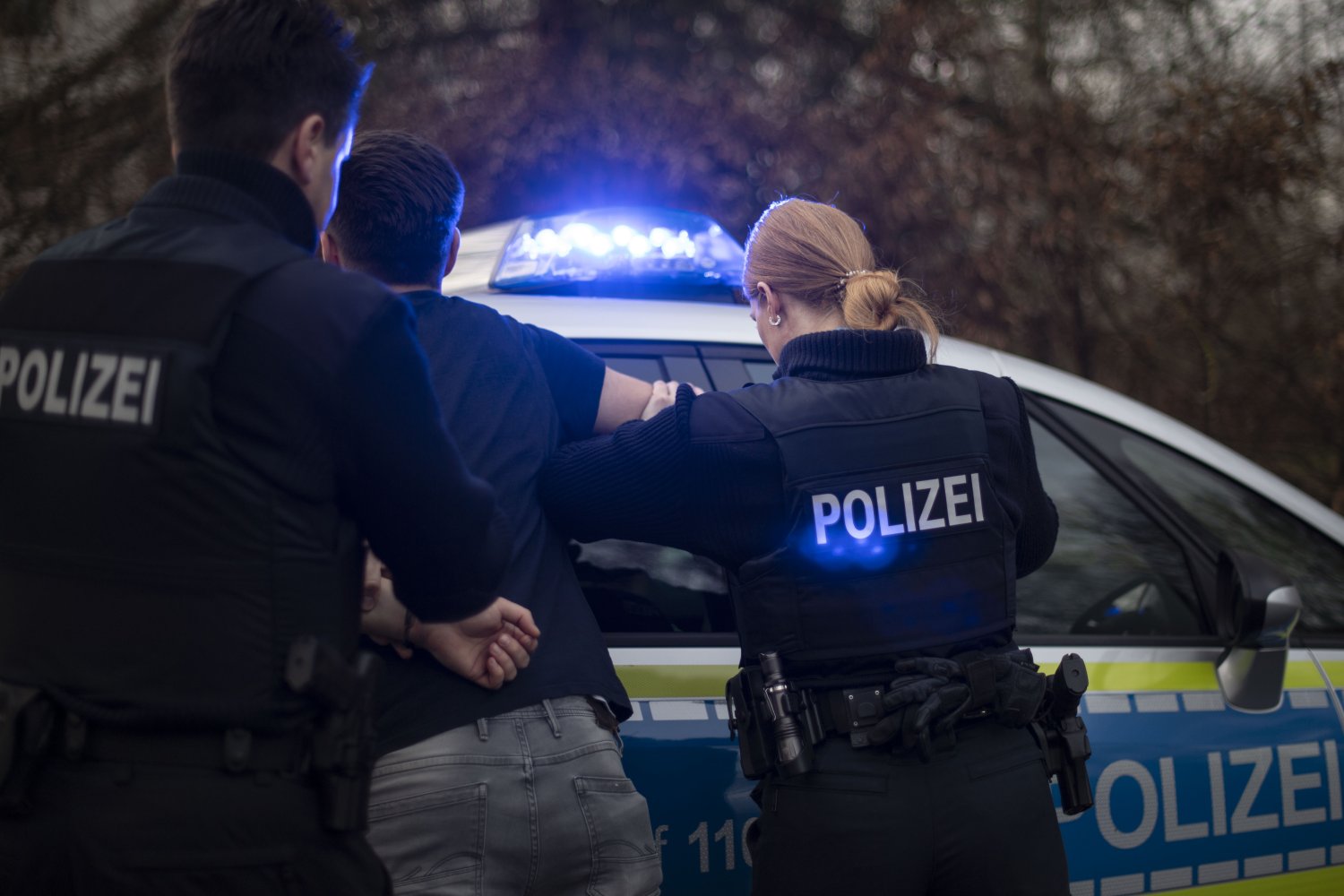 Es soll sich um drei Schüler der Schule im Alter von 14 bis 16 Jahren handeln, wobei der Älteste vor Ort angetroffen und vorläufig festgenommen wurde.