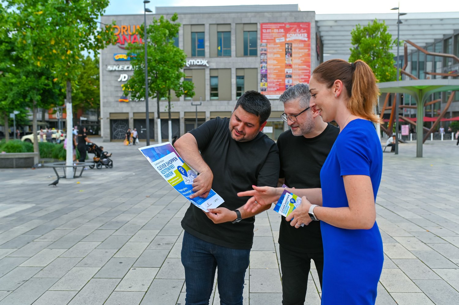 Isabelle Hemsley (mittig), Stadträtin und Aufsichtsratsvorsitzende der Hanauer Parkhaus GmbH, Mehmet Kandemir (links), Vorsitzender des Hanau Marketing Vereins und Ercan Celik (rechts), kaufmännischer Leiter der Hanauer Parkhaus GmbH.
