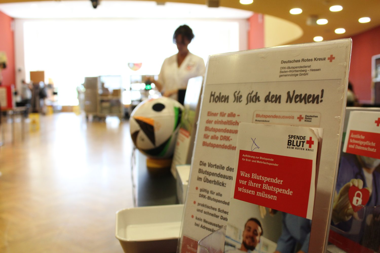 Die Blutspendeaktion im Main-Kinzig-Forum hat viele Interessierte angelockt; 27 von ihnen meldeten sich erstmals für eine Blutspende.