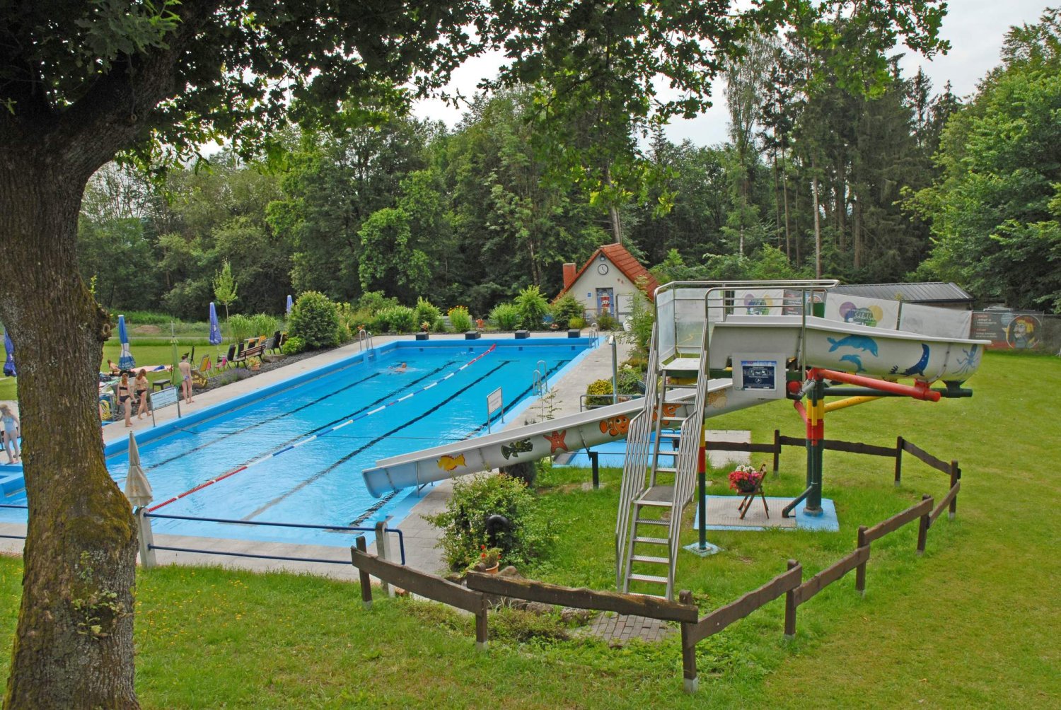 Im 830-Seelen-Dorf Hutten, heute ein Stadtteil von Schlüchtern, gibt es im Landschaftsschutzgebiet Heiligenborn seit 1924 ein Freibad.