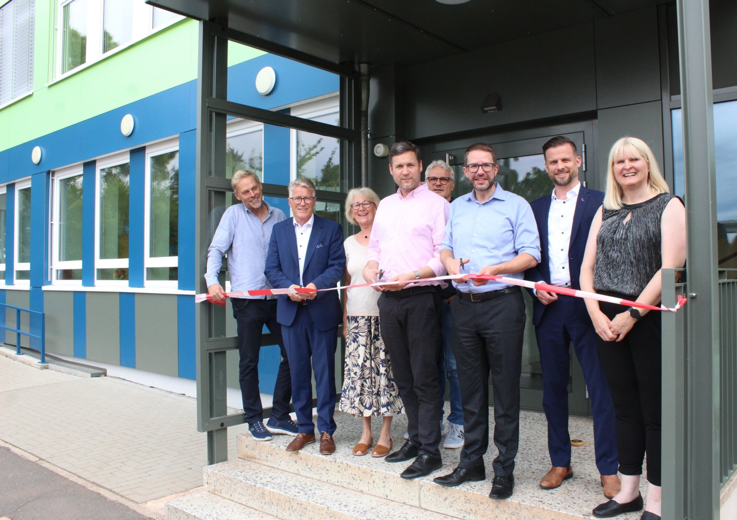 Die symbolische Eröffnung: Winfried Ottmann (Zweiter von links), Dr. Johannes Frese (Vierter von links) und Thorsten Stolz (Dritter von rechts), Frank Hollmann (links) und Martina Leukert (rechts). 