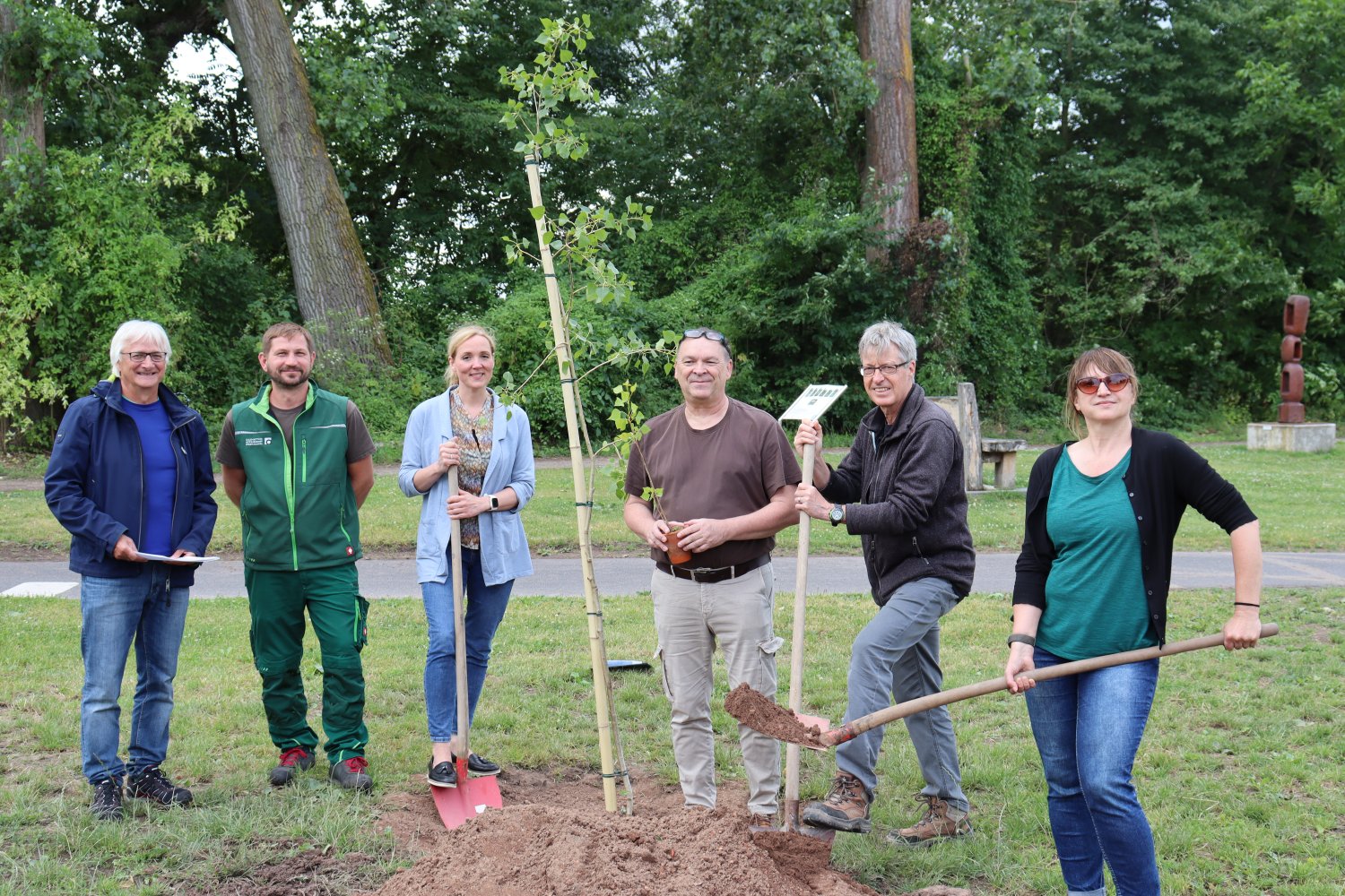 Gespendet haben die drei Bäume Dr. Matthias Kuprian (Dritter von rechts), Sabine Frank (rechts), Edmund Flößer-Zilz (links), Andreas Koffler (Zweiter von links), Nina Stiehr und Jochen Pfeifer.