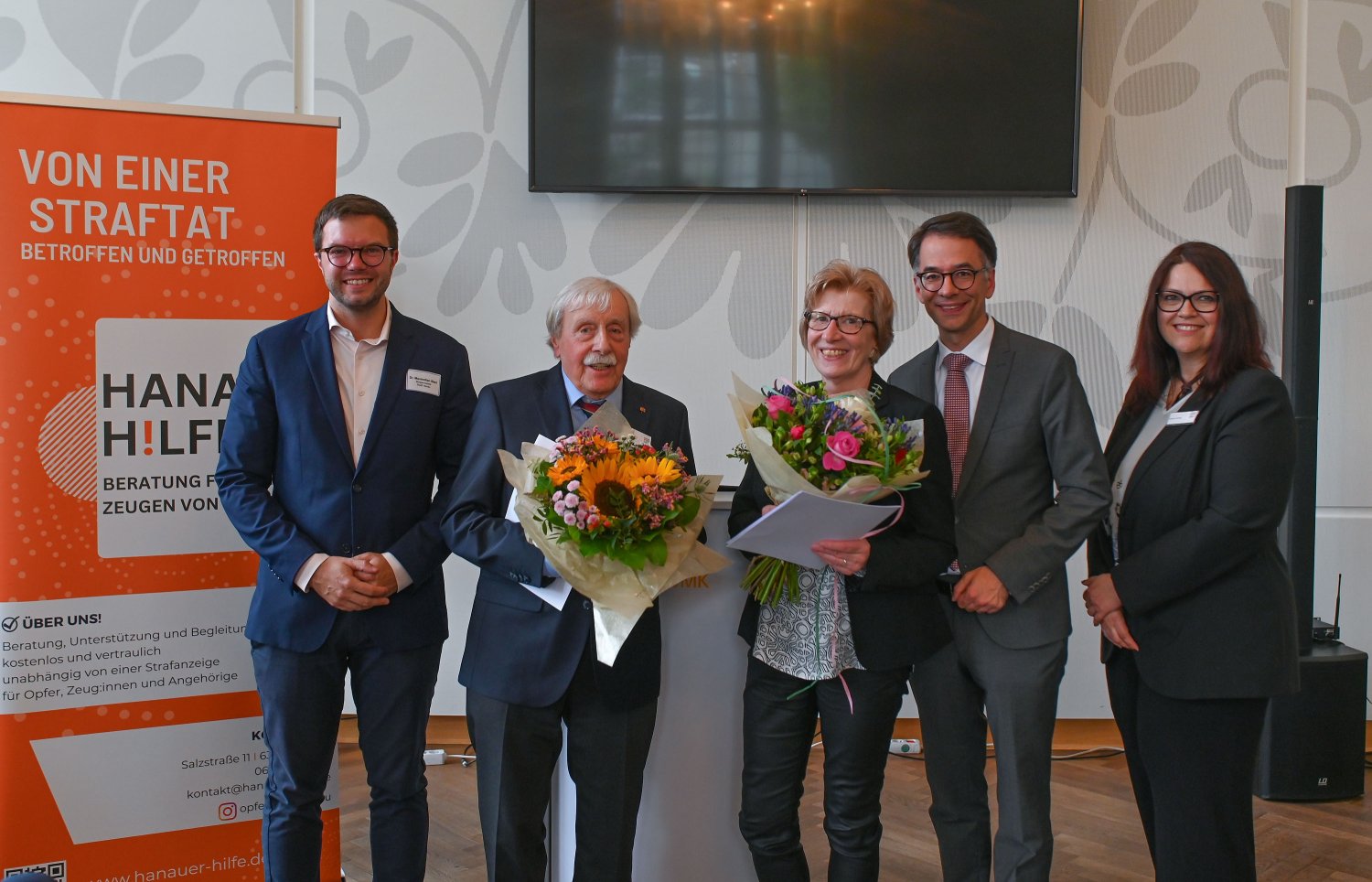 Jubiläumsfeier der Hanauer Hilfe: der hessische Justizminister Christian Heinz und der Hanauer Bürgermeister Dr. Maximilian Bieri nutzten den Rahmen, um Heinz Frese und Irmgard Müller den Ehrenbrief des Landes Hessen zu überreichen.