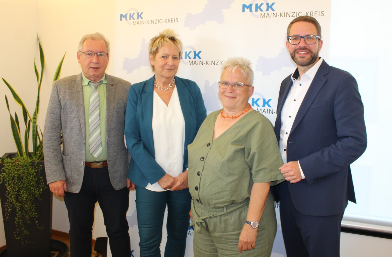 Landrat Thorsten Stolz dankte Edeltraud Bott, Maria Klimmer und Ottmar Ullrich für deren 50-jähriges Engagement für den Main-Kinzig-Kreis im Rahmen eines kleinen Empfangs (von rechts).