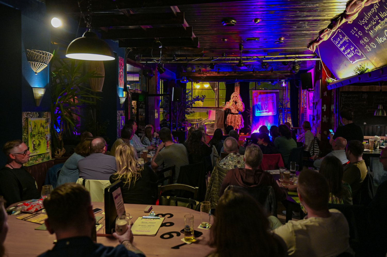 Im vergangenen Jahr war die Premiere der Komischen Nacht Hanau ausverkauft: Mehrere Künstlerinnen und Künstler touren daher auch in diesem Jahr, am 10. Oktober, wieder durch verschiedene Lokale.