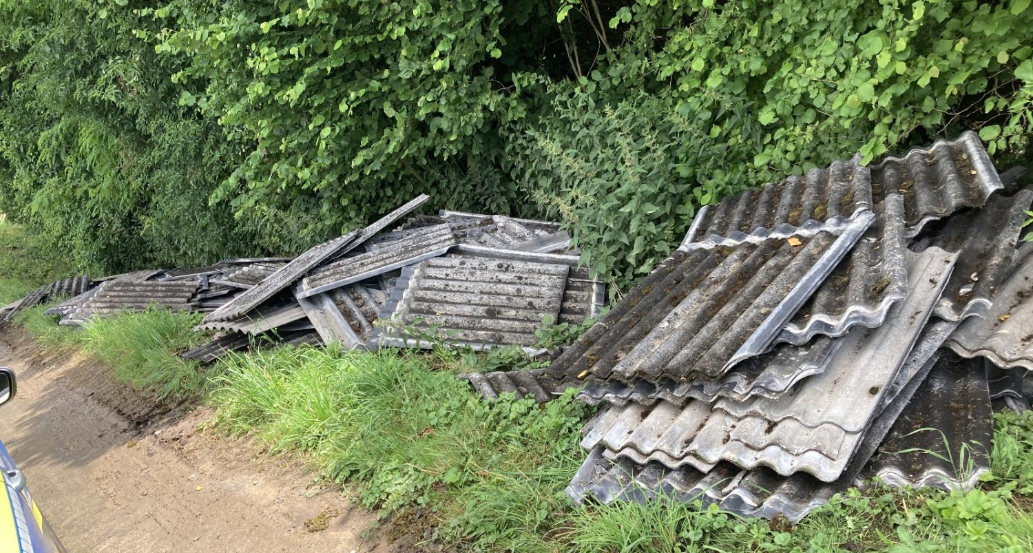 Auf einem Feldweg an der Landesstraße 3205 haben Unbekannte unlängst etliche Eternitplatten und Bauschutt illegal entsorgt.