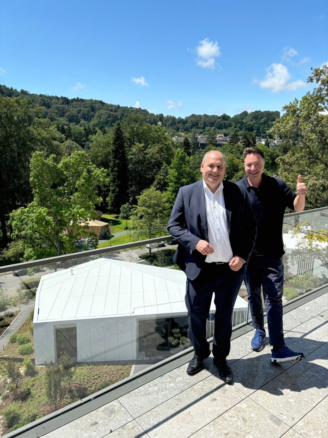 Der Präsident von Eintracht Frankfurt, Mathias Beck (li.), hat sich jetzt gemeinsam mit Park-Pate Henning Strauss das brandneue ALEA RESORT in Bad Orb angeschaut.