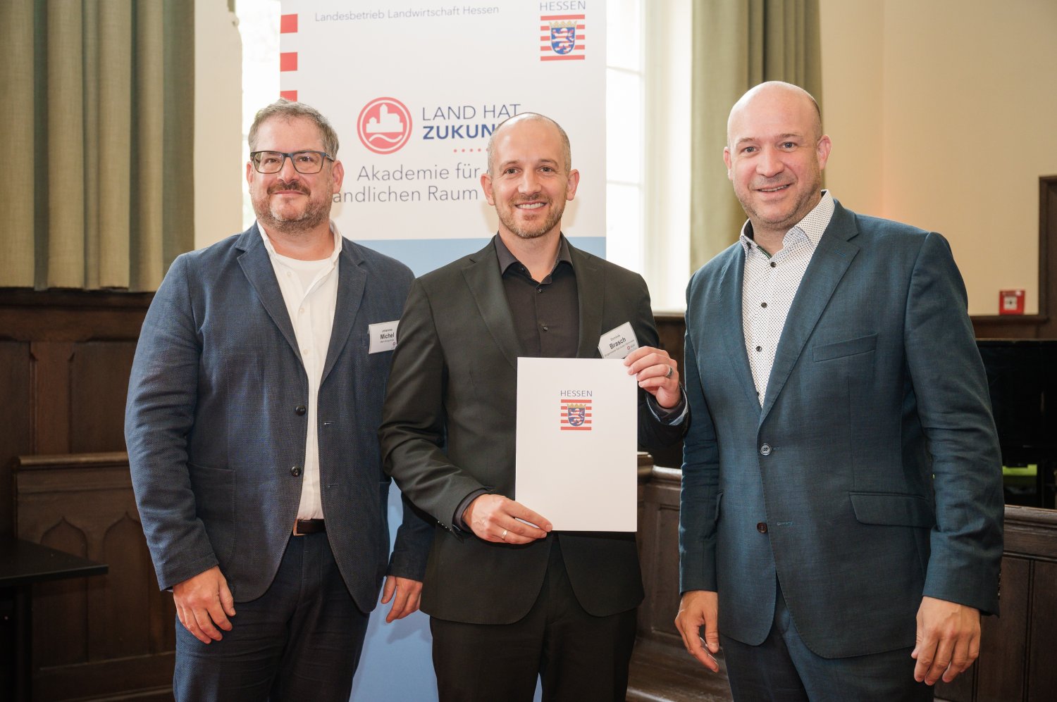Johannes Michel (Leiter der Abteilung Ländlicher Raum beim Main-Kinzig-Kreis), Bürgermeister Dominik Brasch, Ingmar Jung (Hessischer Minister für Landwirtschaft und Umwelt, Weinbau, Forsten, Jagd und Heimat).