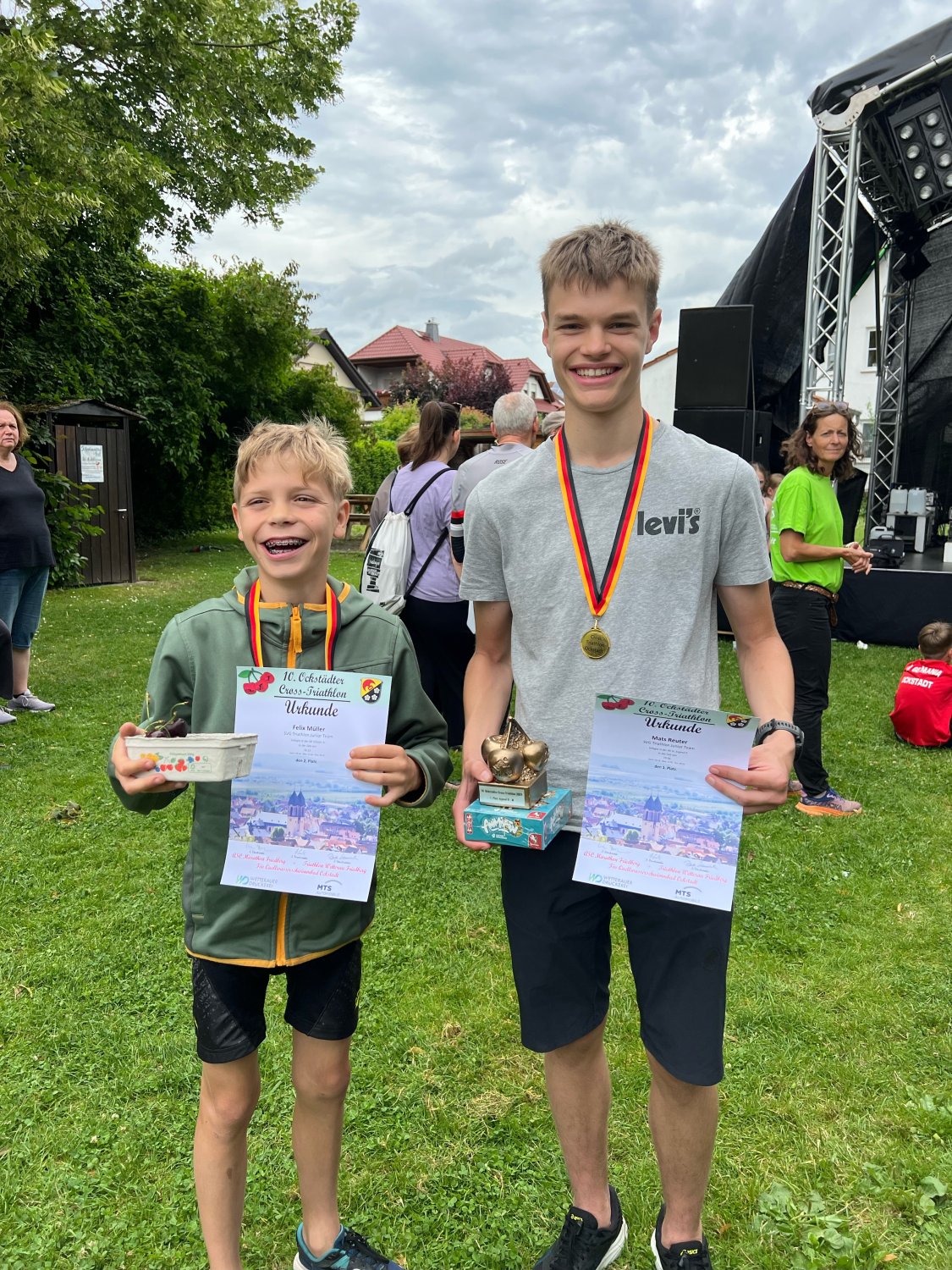 Felix Müller (links) holte sich den 2. Platz in der Altersklasse Schüler A & Mats Reuter ( rechts) sicherte sich den Sie in seiner Altersklasse Jugend B sowie den Gesamtsieg auf der mittleren Strecke.