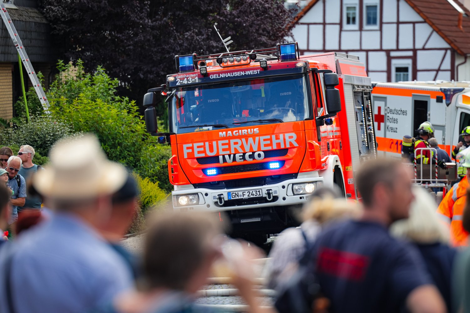 Am Sonntag, um 15 Uhr, fand eine beeindruckende Feuerwehrübung statt, an der die Wehren aus Hasselroth, Langenselbold, Gelnhausen und Gründau beteiligt waren.