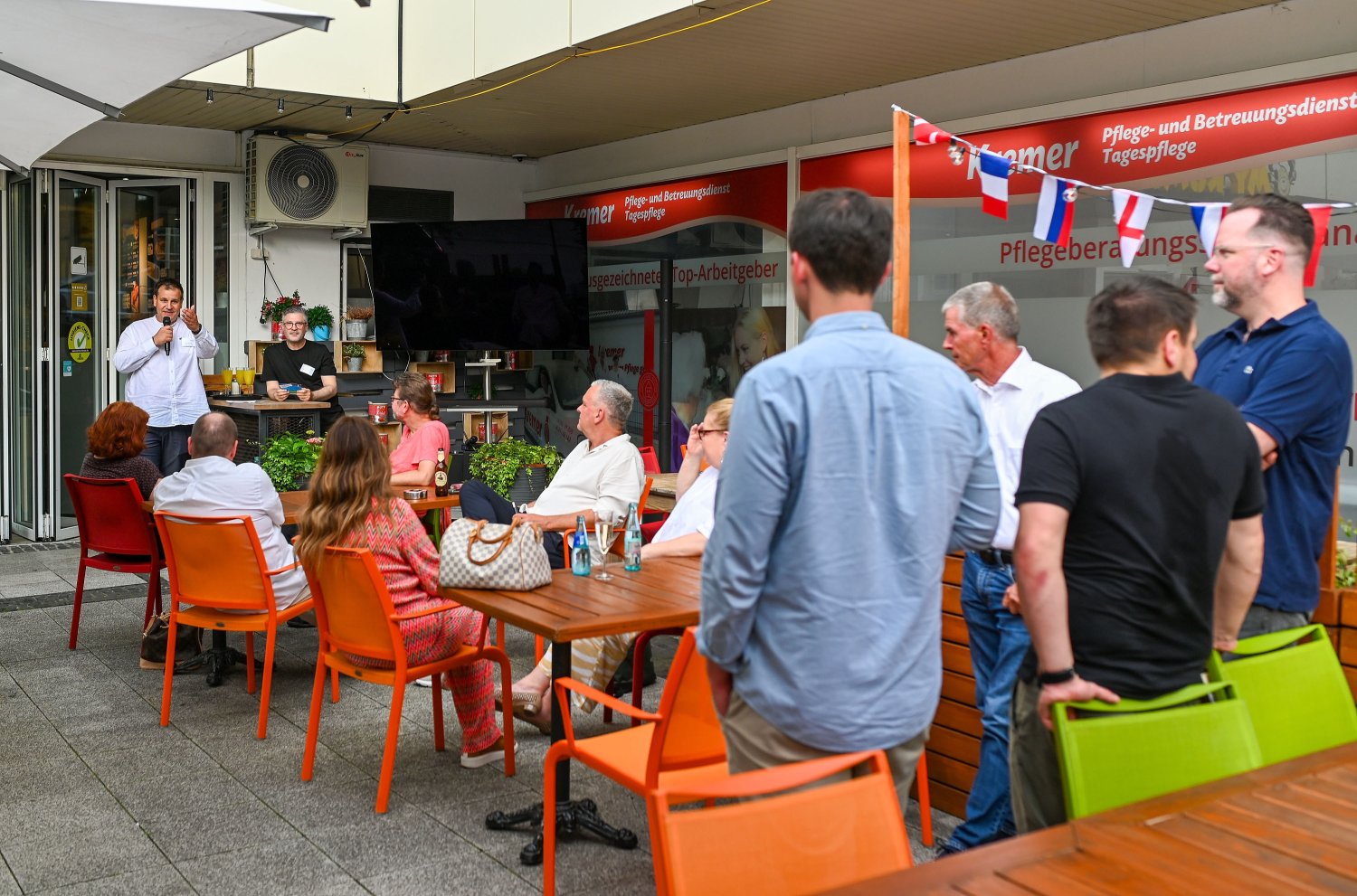 Mehr als 50 Gäste aus Handel, Gastronomie und Stadtpolitik im „My Kumpir“ zusammen.