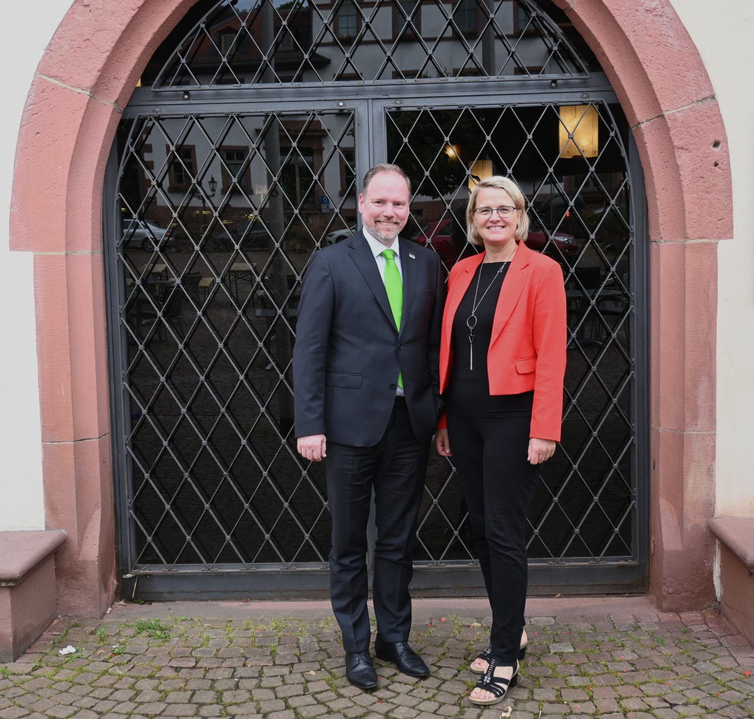Bürgermeister Christian Litzinger begrüßt die Leiterin der Polizeidirektion Main-Kinzig, Leitende Kriminaldirektorin Ute Jacobs, in Gelnhausen zum Antrittsbesuch.