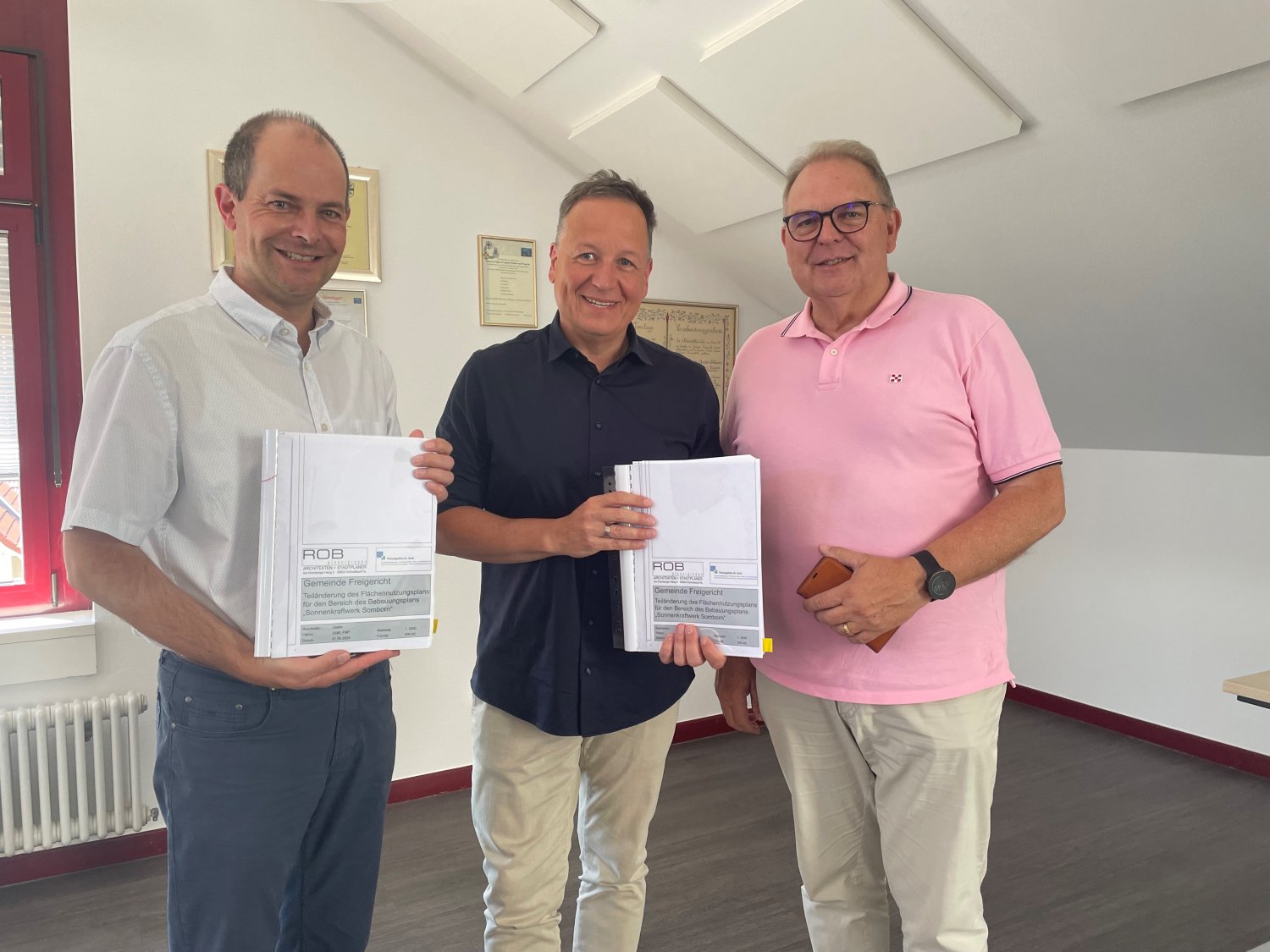 Bürgermeister Dr. Albrecht Eitz, Thomas Ott, Projektleiter bei der Next Energy GmbH und Erster Beigeordneter Heinz Höfler (von links) freuen sich auf den baldigen Baubeginn.