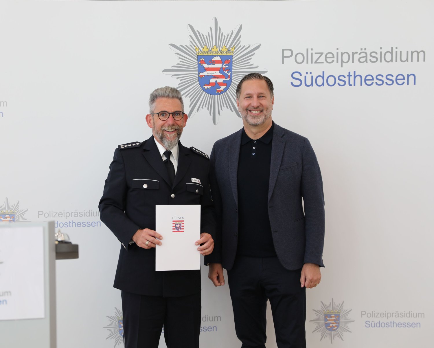 Rudolf Neu (links) mit Polizeipräsident Daniel Muth