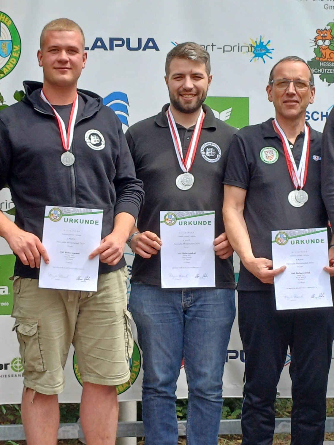 v.l.n.r.: Niklas Schmidt, Jan Senzel und Holger Aul, die gemeinsam den 2. Platz in der Mannschaftswertung der Disziplin Armbrust national erringen konnten.
