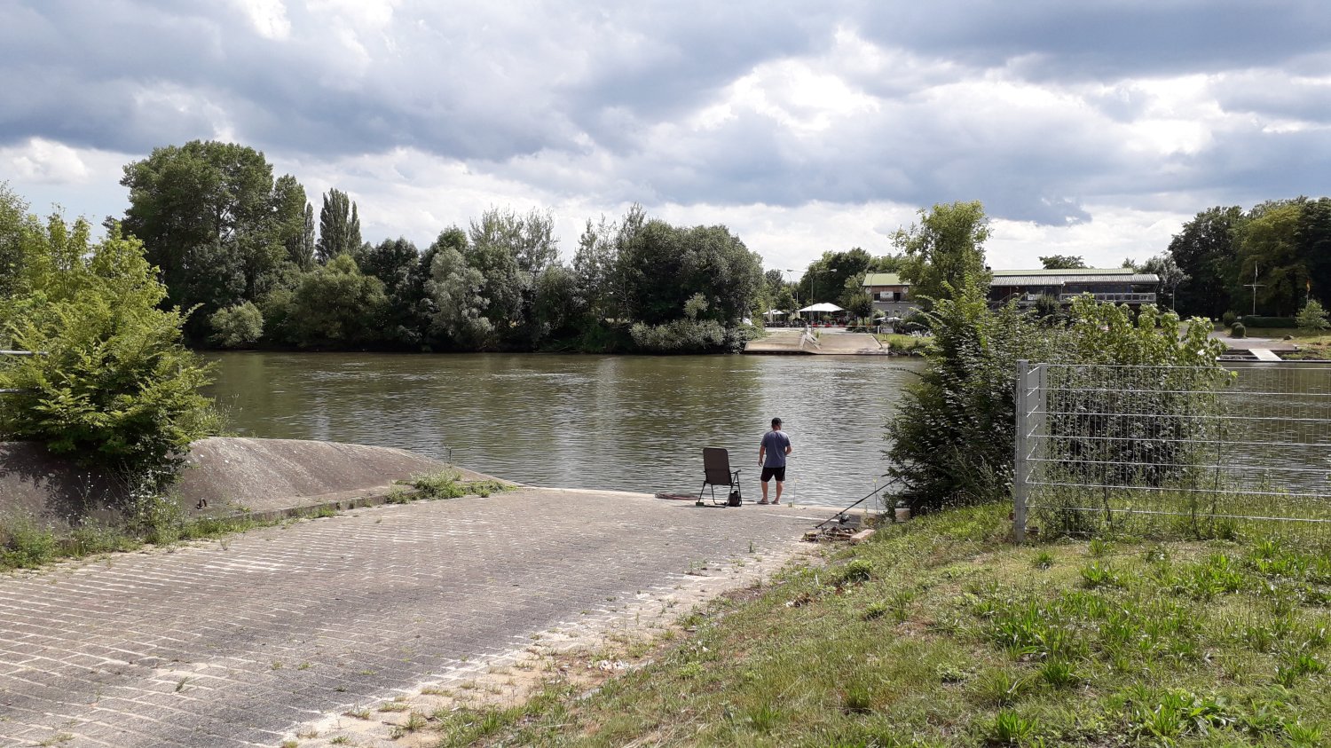 So nah und doch so fern: Mühlheim und Maintal trennt der Fluss. Für kürzere Wege von einer auf die andere Mainseite sind derzeit sowohl eine Elektro-Fähre, aber auch eine Brücke in der Prüfung.