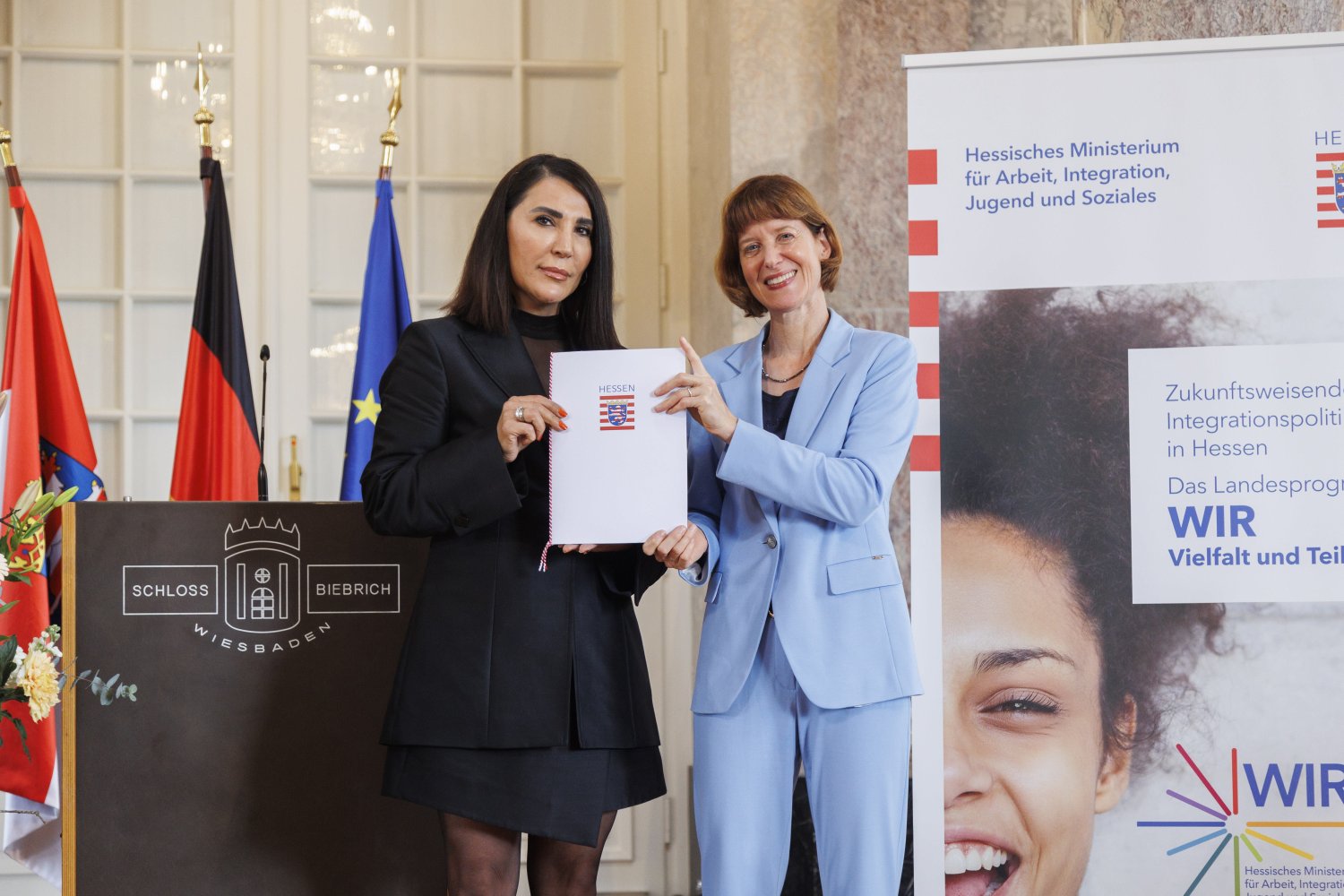 „Menschen, die sich für andere einsetzen, sind das Fundament einer solidarischen Gesellschaft“: Ministerin Heike Hofmann (rechts), die unter anderem Integrationslotsin Hedieh Mokhaiier ehrte.