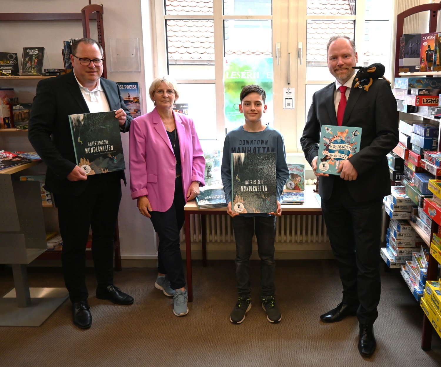 Ole Schön, Vorstandsvorsitzender Kreissparkasse Gelnhausen (rechts), Claudia Beck, Leiterin Stadtbücherei Gelnhausen (2. v. r.), Christian Litzinger, Bürgermeister Gelnhausen (links).