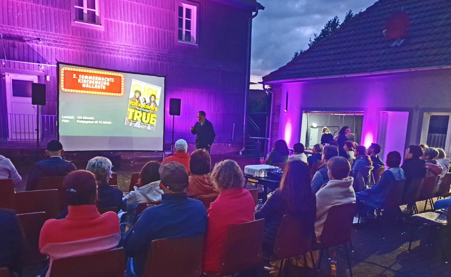 Nach der erfolgreichen Premiere im vergangenen Jahr fand jetzt wieder ein Open-Air Sommernachts-Kirchenkino im Hof des ehemaligen Pfarrhauses in Wallroth statt.