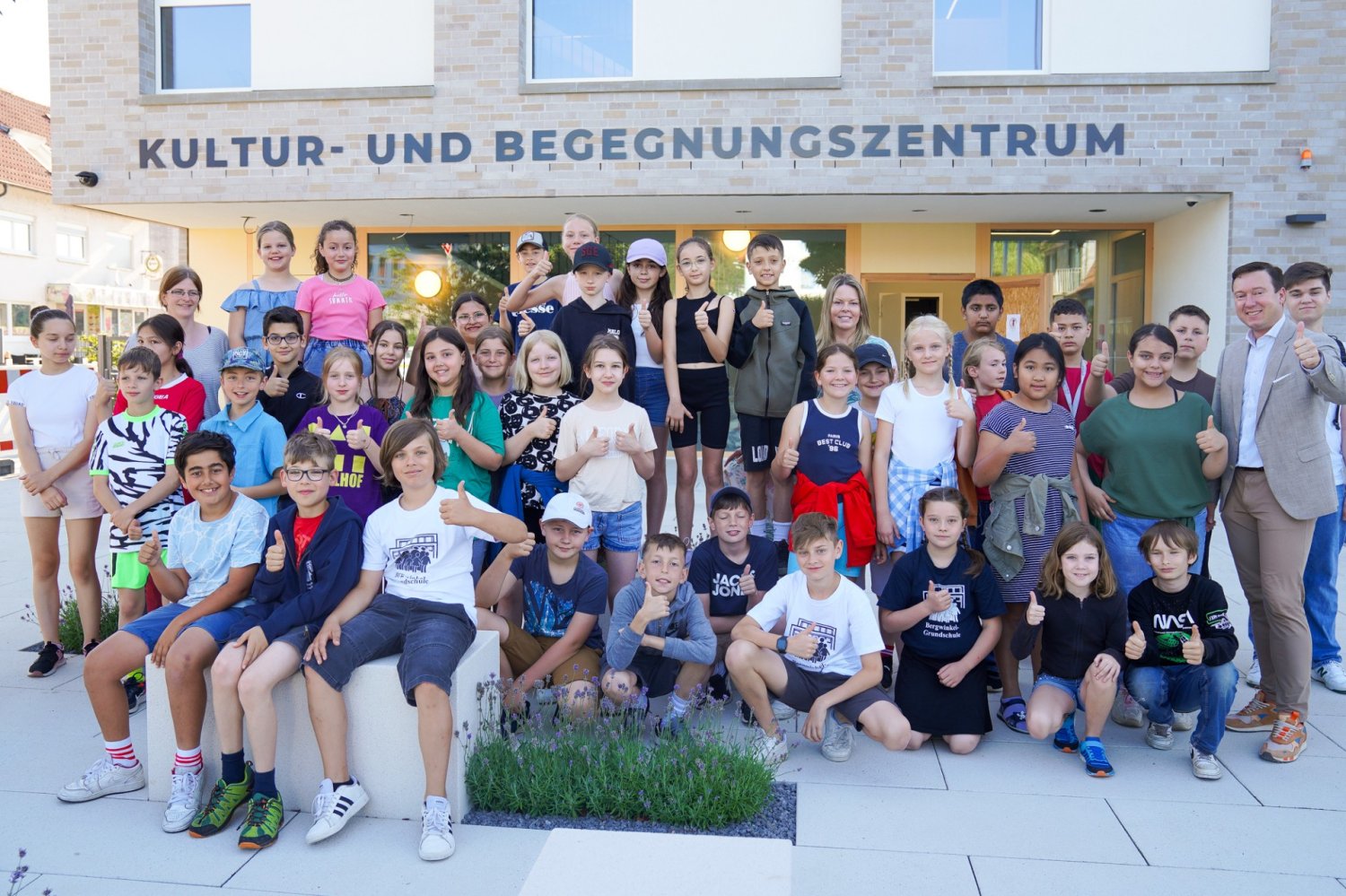 Bürgermeister Matthias Möller (rechts) führte die Kinder der Bergwinkel-Grundschule und Kinzigschule durch das Kultur- und Begegnungszentrum. Für große Begeisterung bei Schülern und Lehrern sorgte die fast fertige Bergwinkel-Zauberwelt.