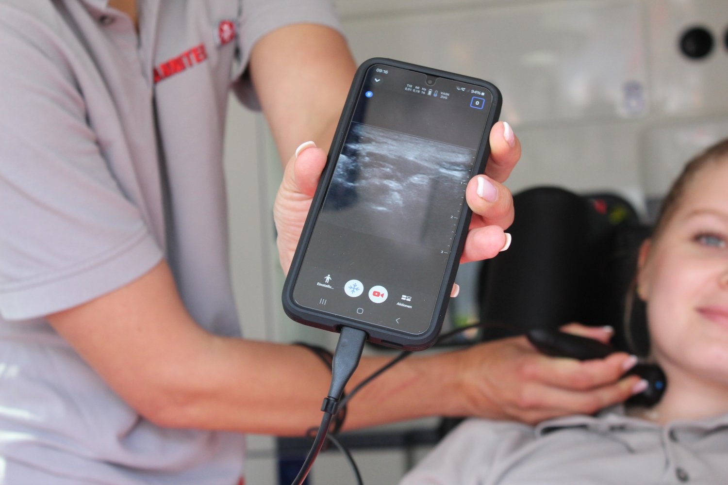 Die Ultraschallsonde lässt sich mit einem Smartphone koppeln, so dass die Ergebnisse direkt am Einsatzort auf einem Display dargestellt und ausgewertet werden können.