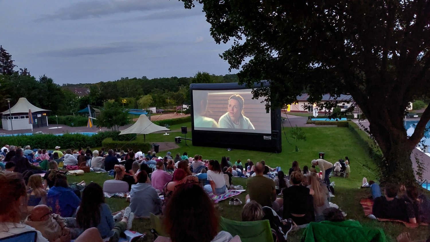 Volle Hütte beim Open-Air-Kino im Langenselbolder Freibad.