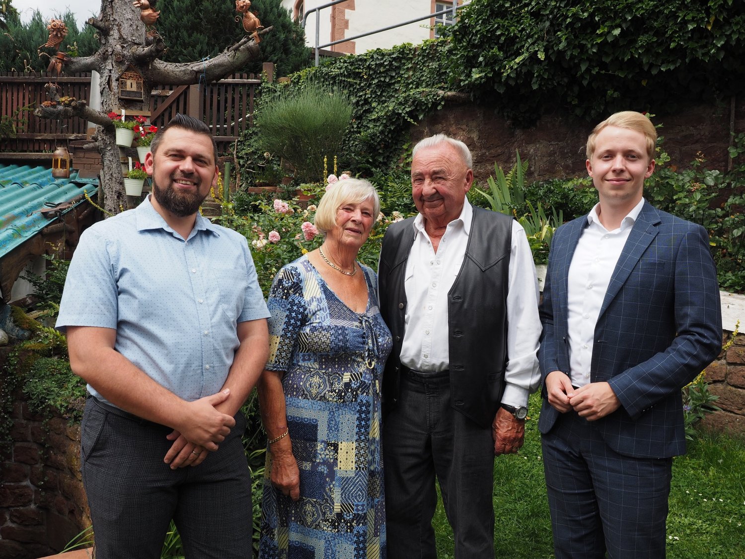 Kreisbeigeordneter Jannik Marquart (rechts) und Sinntals Bürgermeister Thomas Henfling (links) gratulierten Erna und Ernst Heidl zur Diamantenen Hochzeit