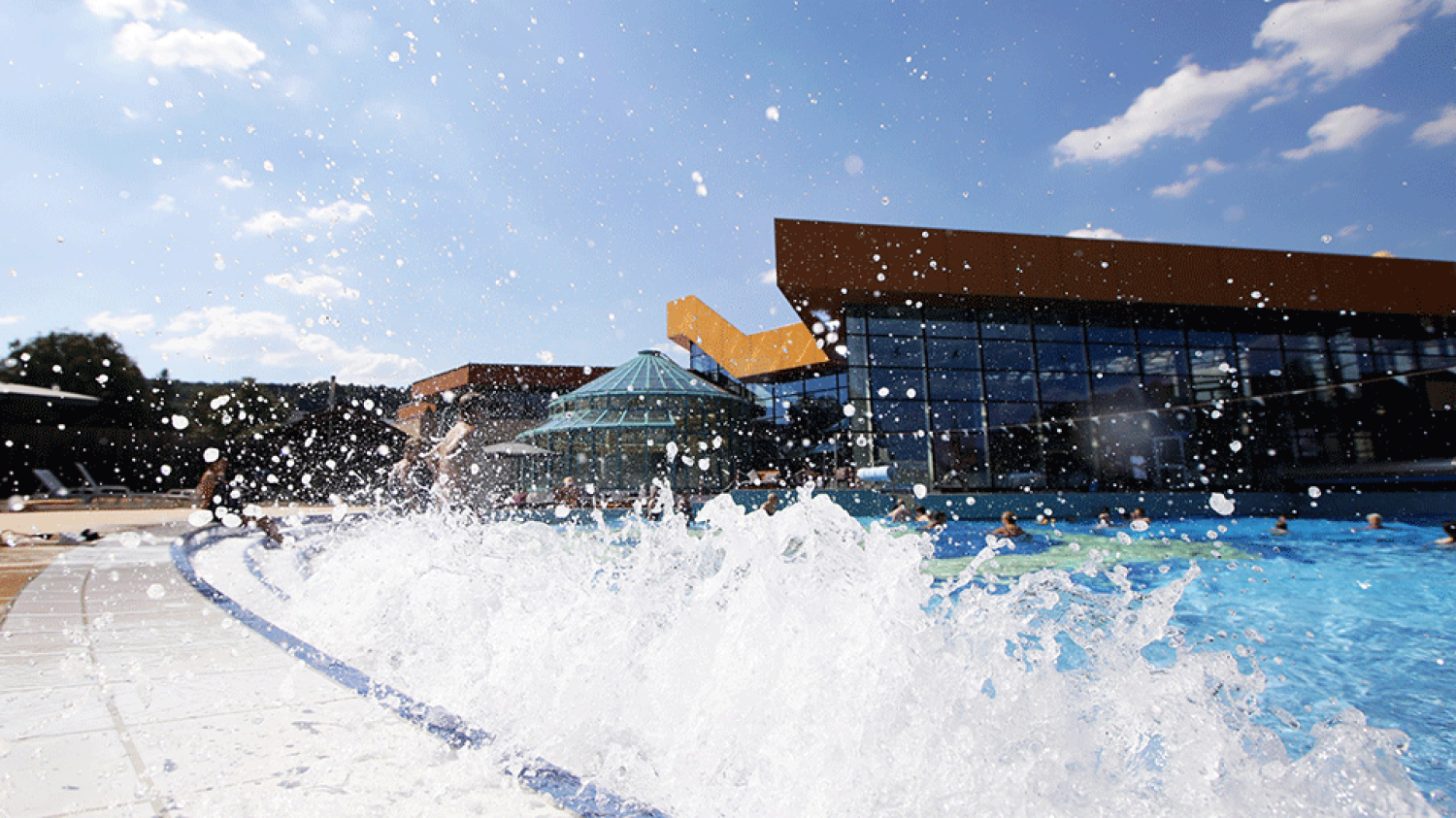 Bis Mitte September geöffnet – das Wellen-Freibad der Spessart Therme