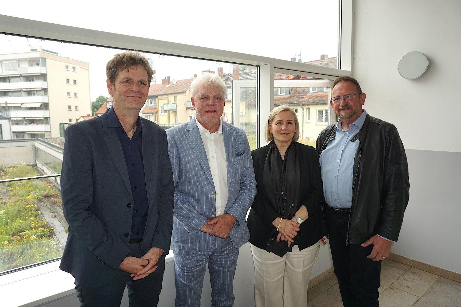 Ingo Bischoff (l), Fachbereichsleiter Beratungsdienste und Vertreter der Geschäftsführer, und der ehemalige Geschäftsführer Robert Flörchinger (r) bedankten sich bei Peter Galetzka (2.v.l) und Gabriele Kirchner (2.v.r) für ihren langjährigen Einsatz 