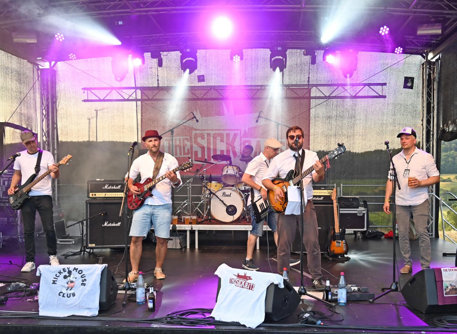 Heiß war es schon am ersten Festivaltag von Rock am Hinkelhof. 