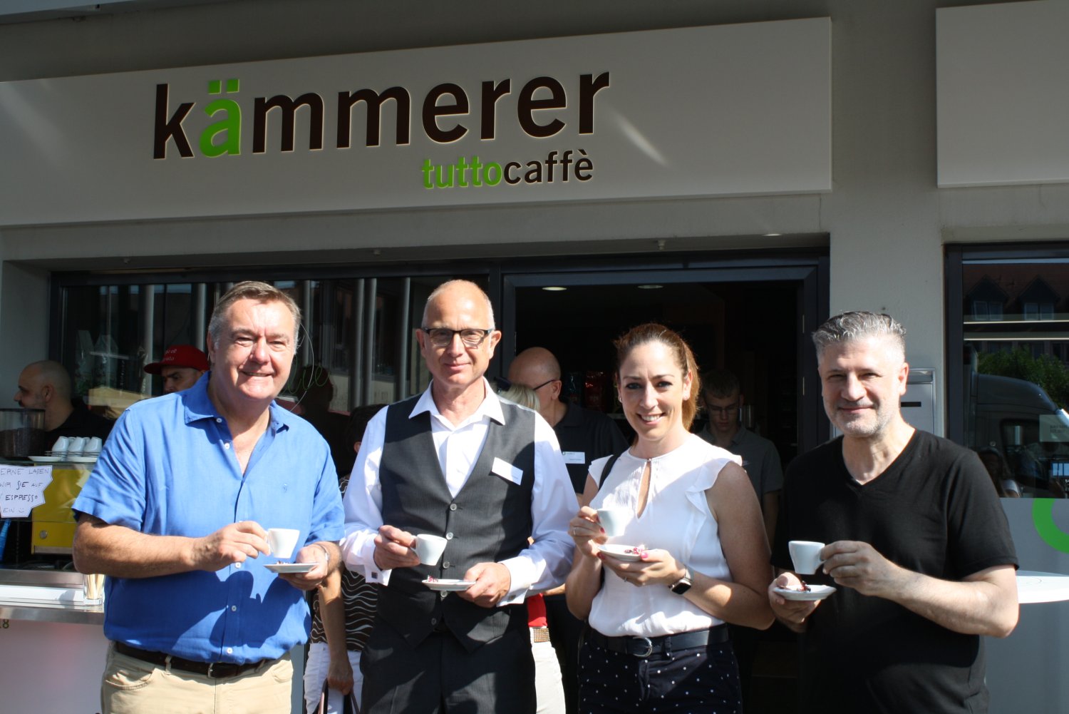 Am Samstag, 20. Juli, eröffnete Gabriel Kämmerer (2.v.l.) die Kaffee-Erlebniswelt