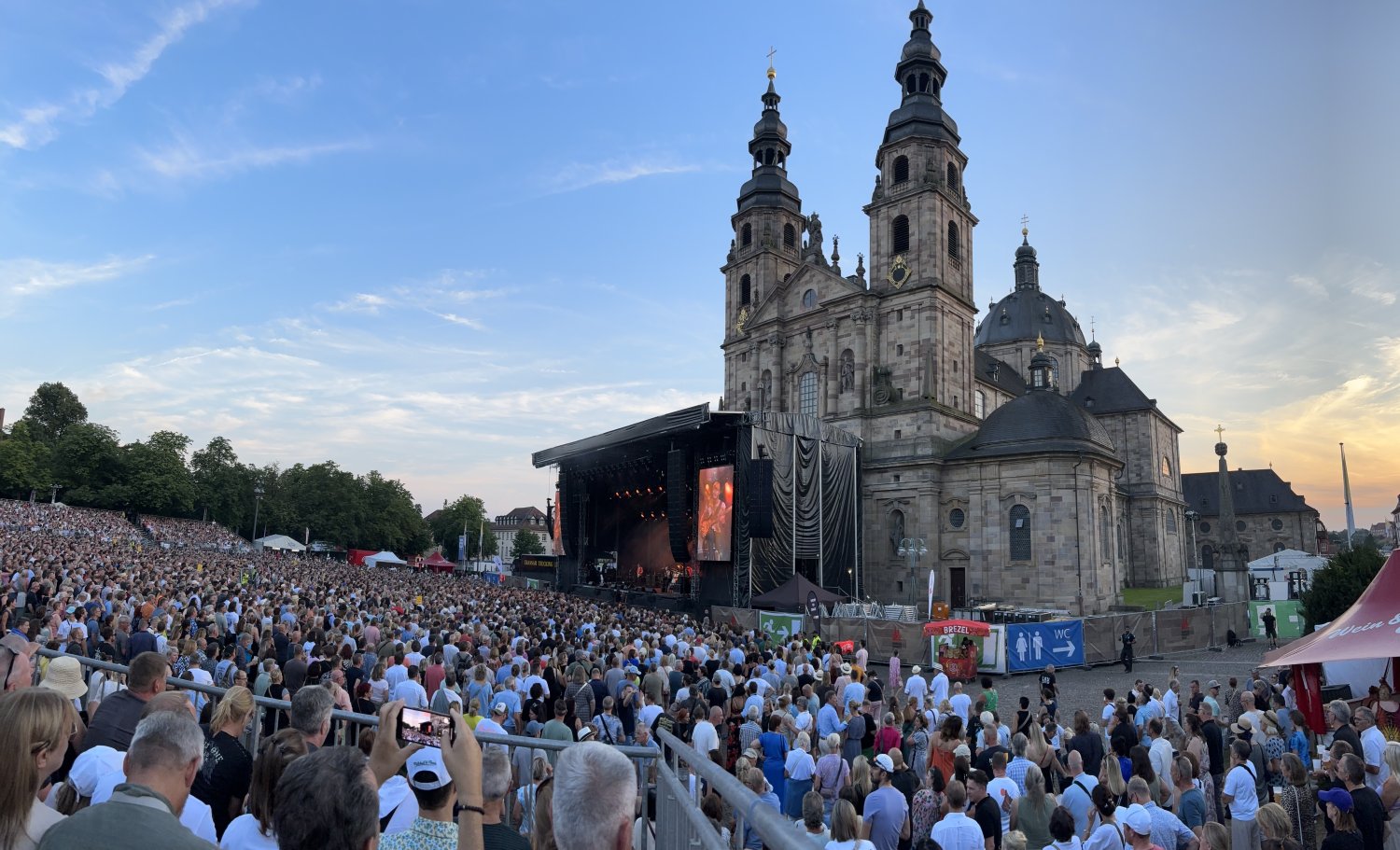 Weltstar Sting begeistert 10.000 Fans vor dem Domplatz in Fulda
