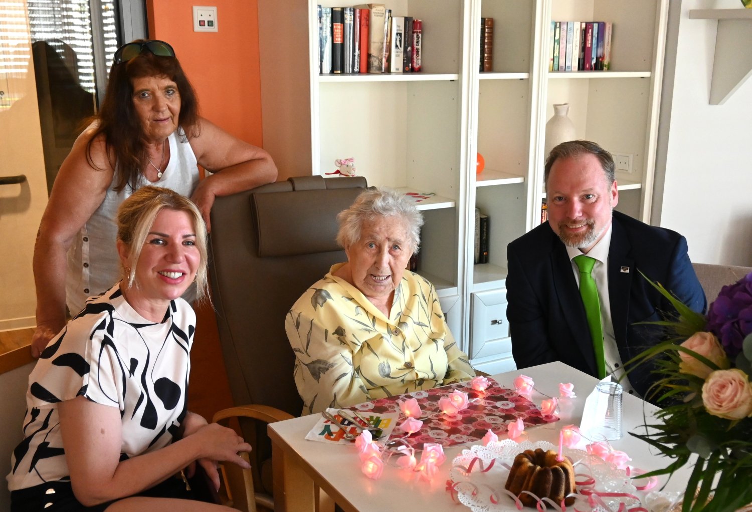 Freuen sich über den Besuch von Bürgermeister Christian Litzinger zum 95. Geburtstag: Jubilarin Margarete Walter nebst Tochter und Enkelin. 