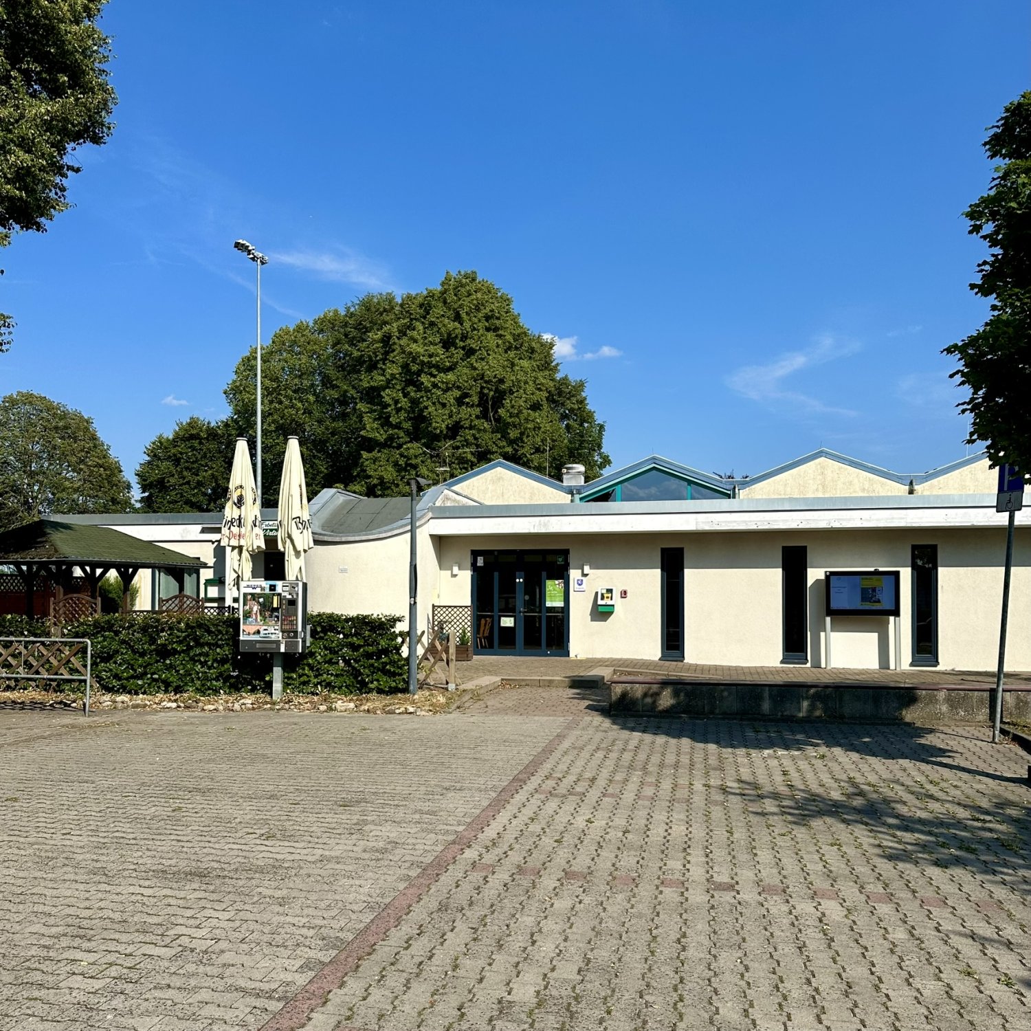 Um einen Neustart der Gastronomie in der Mehrzweckhalle Erbstadt zu ermöglichen, hat der Magistrat der Stadt Nidderau entschieden, den bis Februar 2025 datierten Pachtvertrag mit dem aktuellen Pächter auslaufen zu lassen.