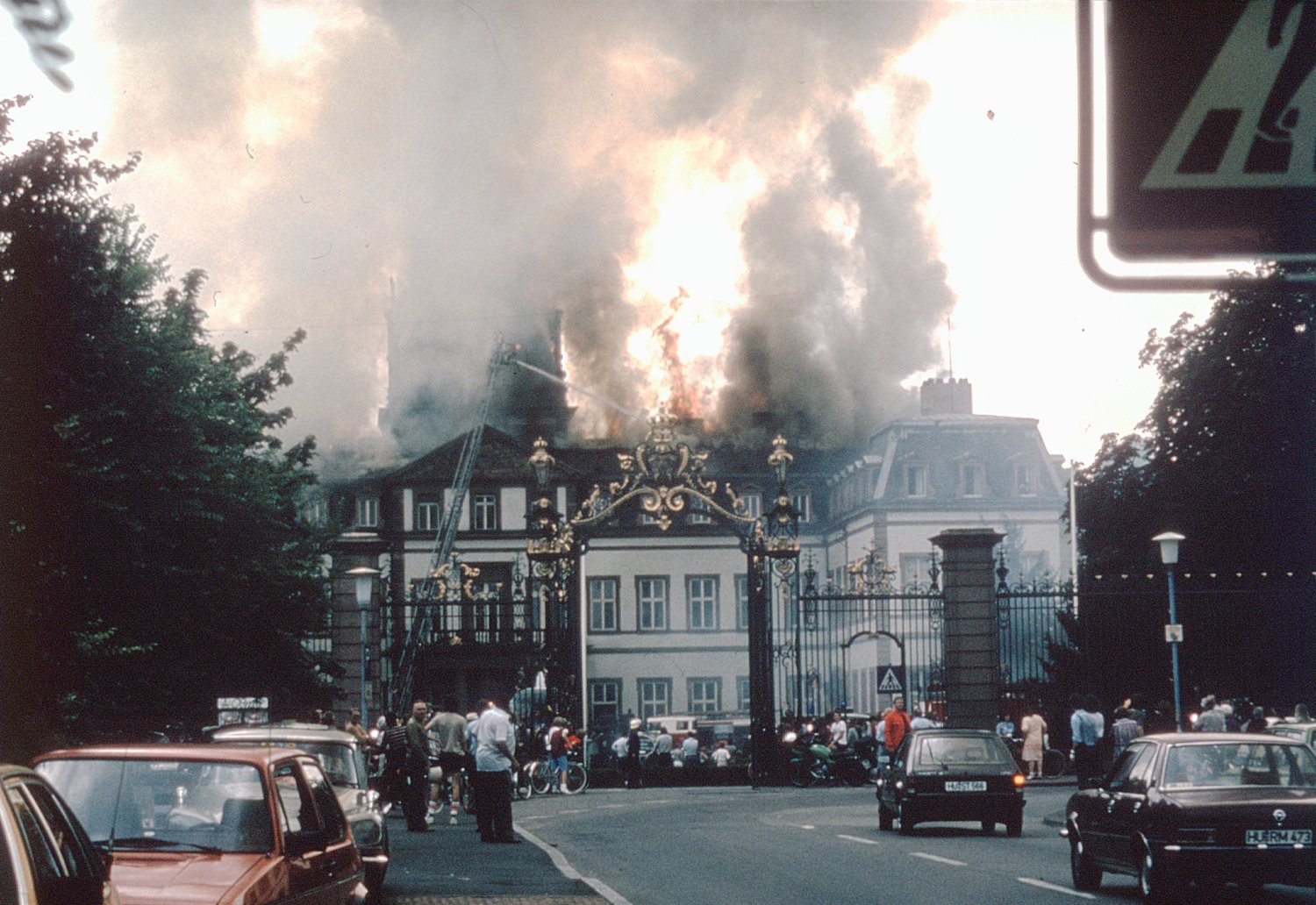 Der Brand von der Philippsruher Allee aus. In den Nachmittagsstunden des 7. August 1984 brannte Schloss Philippsruhe lichterloh.