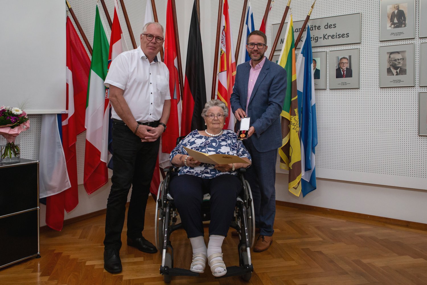 Landrat Thorsten Stolz verlieh der Maintalerin, im Beisein des Ersten Stadtrats Karl-Heinz Kaiser, die Verdienstmedaille des Verdienstordens der Bundesrepublik Deutschland.