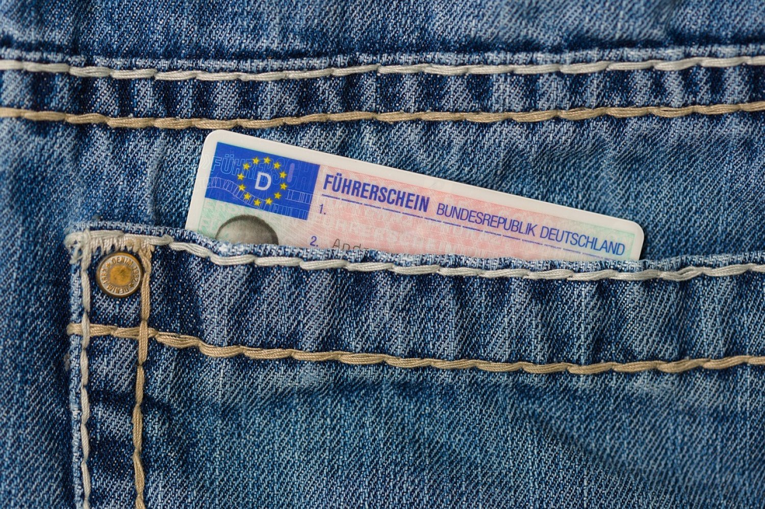 Der ADAC gibt Tipps, wenn während der Urlaubsfahrt im Ausland wichtige Papiere abhandenkommen.